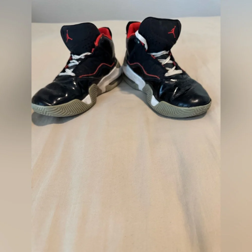 Black and Red Jordan Shoes Boys 6.5Y - Used - Picture 7 of 8
